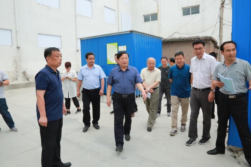 新鄉(xiāng)市市長王登喜和輝縣市市委書記郭書佩，市長劉彥斌，蒞臨河南省天和型材公司調(diào)研指導(dǎo)工作